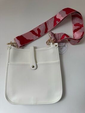 Brand new cthrupurses boutique brand white criss body bag with pink camo strap